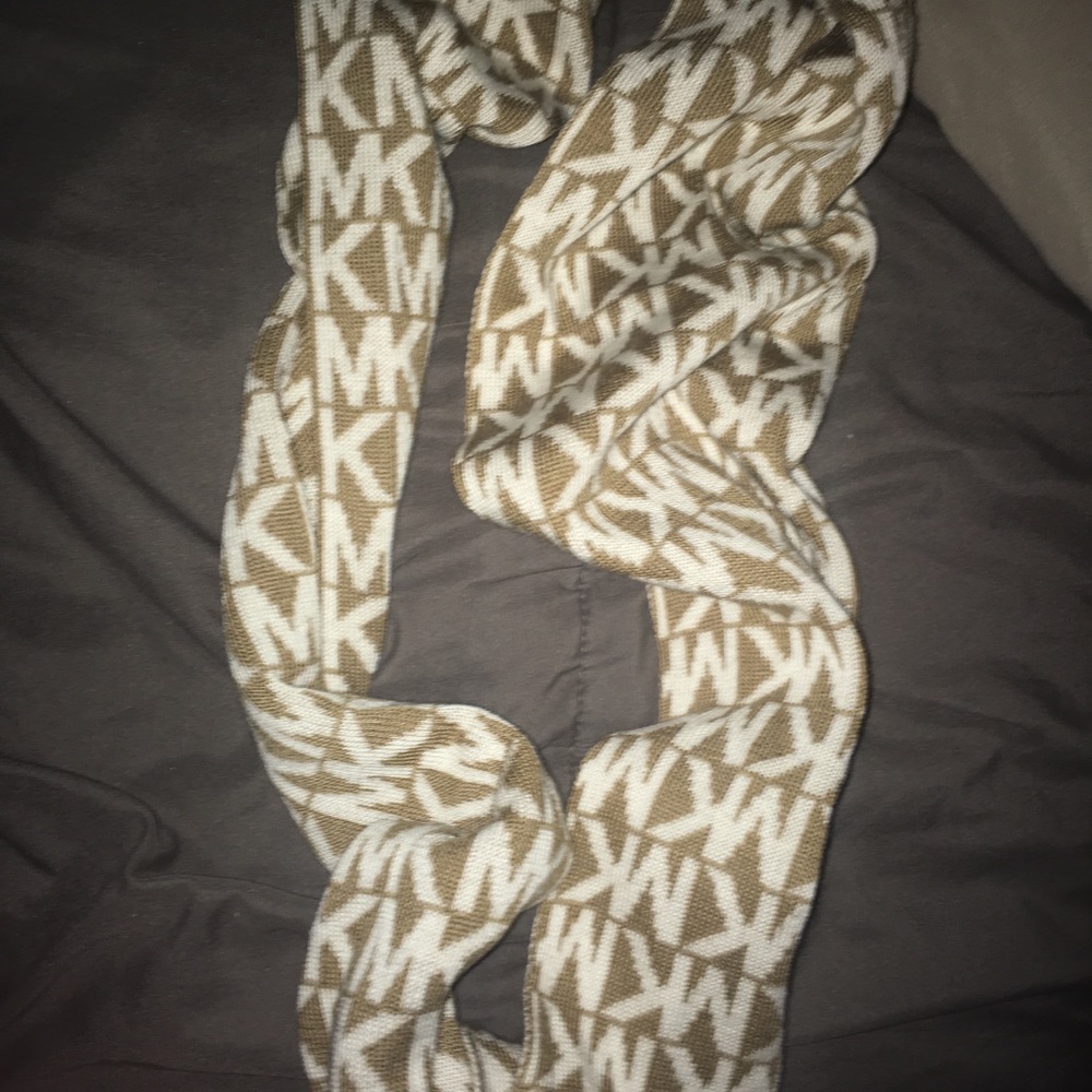Michael Kors Neck Scarf